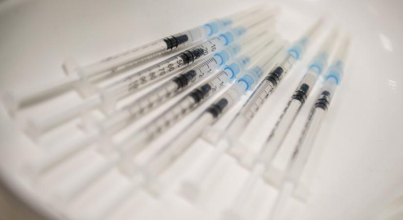 Hamarosan indul a regisztráció a 4. oltásra: érvényüket veszítik ezek a védettségi kártyák