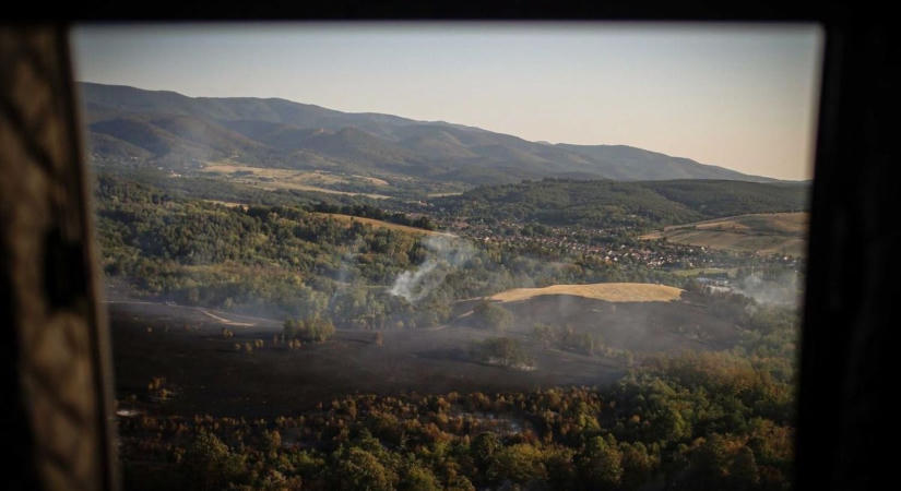 Még mindig izzik a táj Dédestapolcsánynál, így küzdenek a tűzoltók a pusztító tűz helyszínén – fotókkal, videóval
