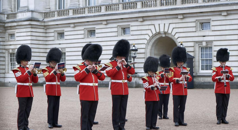 Videó: A Kilenctől ötig főcímdalával emlékezett Dolly Partonra a brit királyi gárda a Buckingham-palota előtt