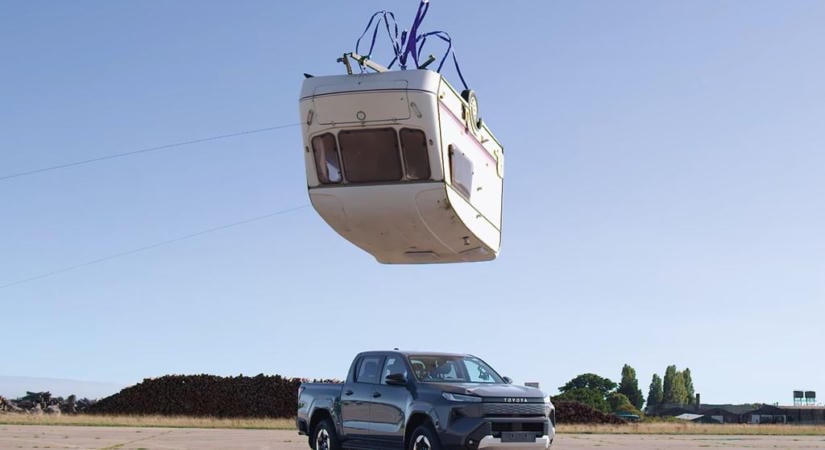 Videó: A Toyota ráejtett egy lakókocsit egy vadiúj Hilux tetejére