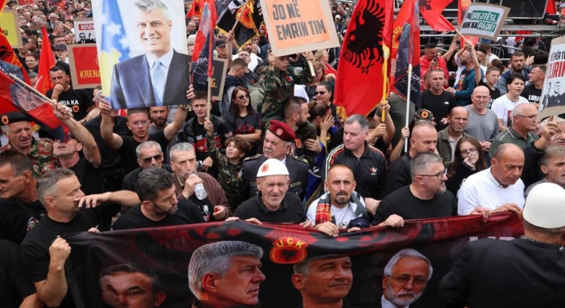 Tüntetés Pristinában: Hashim Thaci felmentését követelik a hívek