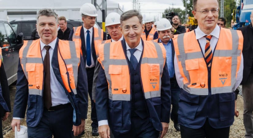 Magyar: Több mint 3 millió magyar vehetne új autót a Mészáros cégének szánt pénzből