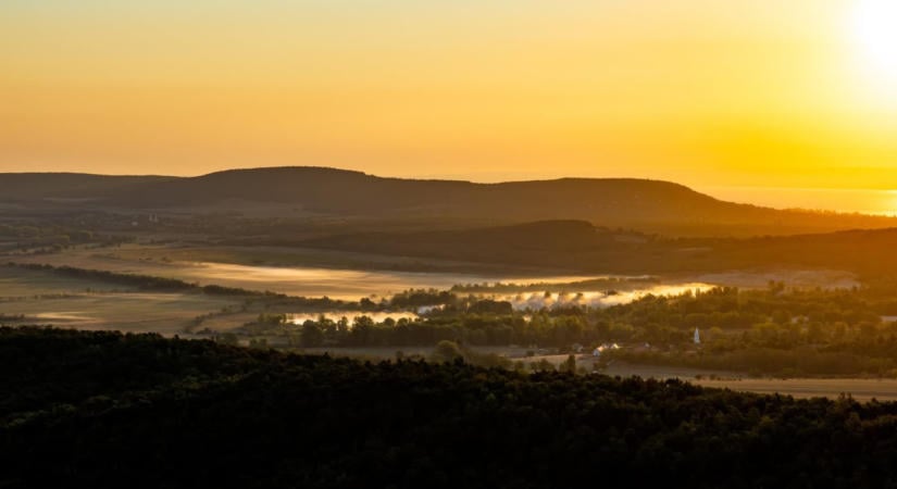Őszi páratenger a Tóti-hegy alatt – különleges arcát mutatja a Balaton-felvidék