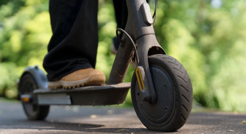 Ittasan indult útnak rollerrel, kacsázása buktatta le a rendőrök előtt