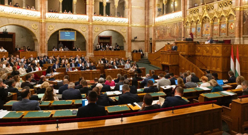 Az energia-krízishelyzet miatti szünet után újra ülésezik a parlament