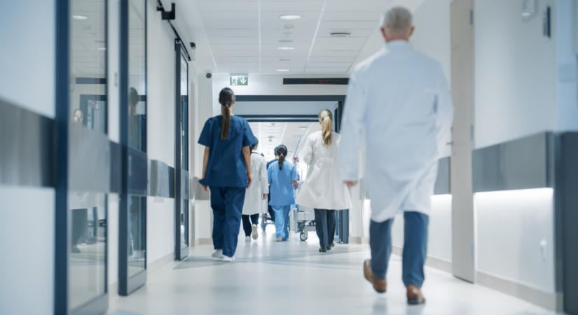Egészen elképesztő, mennyit keresnek a magyar kórházak sztárorvosai: csak úgy repkednek a havi 6-7 milliós fizetések