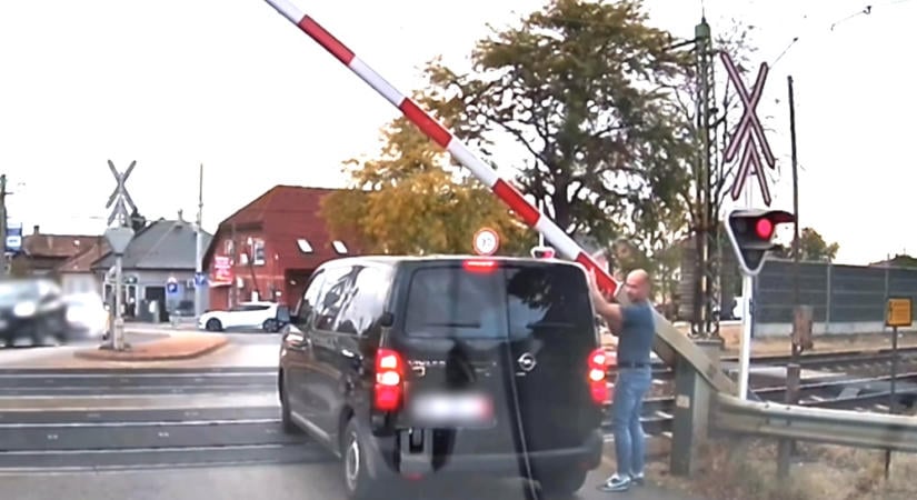 Egy igazi hős Vecsésen: a síneken rekedt kisbusz sofőrjének sietett a segítségére