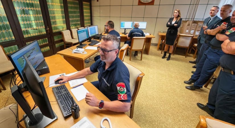 Megszólalt a tűzjelző, mentették a lakókat az idősek otthonából, egy tűzoltó is megsérült – galériával