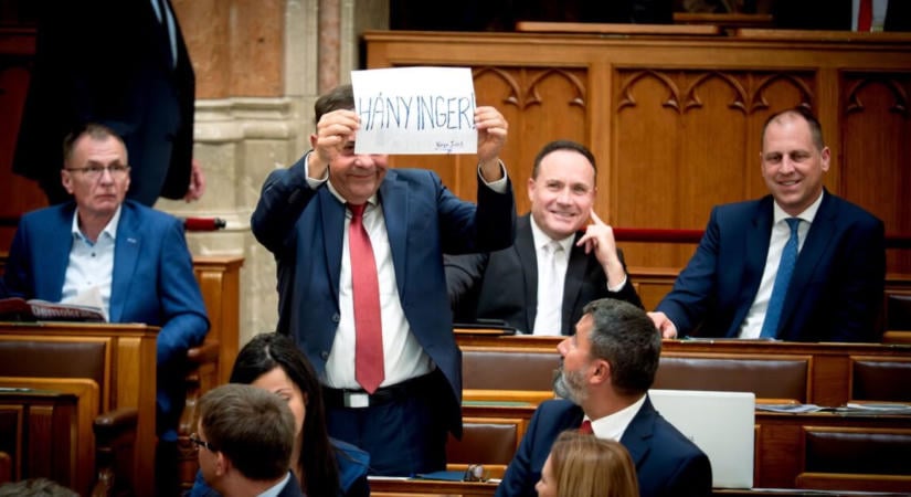 Kapitány István is reagált a Fidesz felháborító parlamenti jelenetére