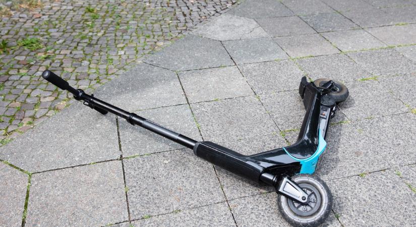 Autó elé hajtott elektromos rollerével egy 13 éves kislány a zebrán, nagyon súlyosak a sérülései – fotó