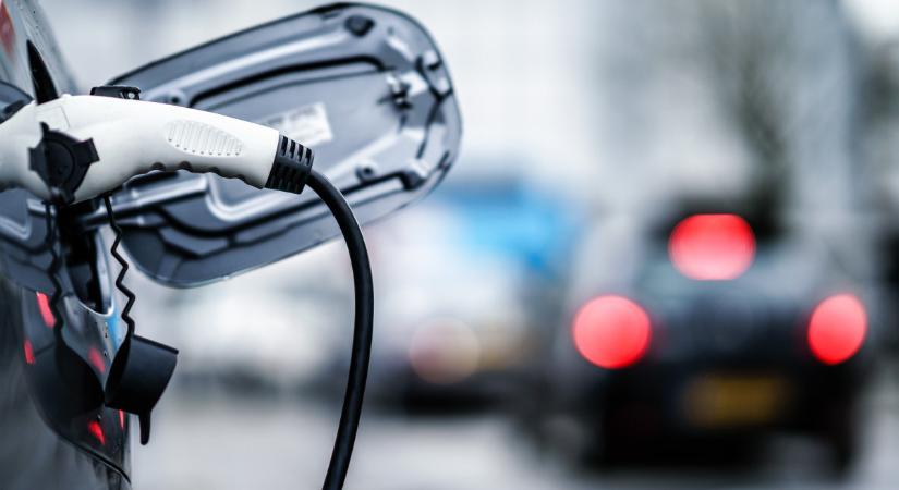 Beelőztek Európában az elektromos autók, nagyot estek a dízelek - adatok