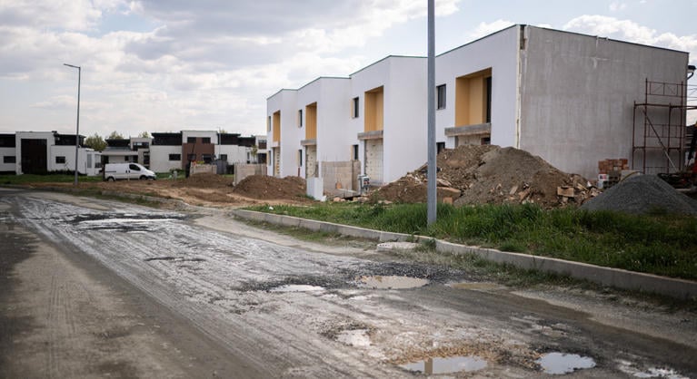 Saját erőből aszfaltozza le az azbeszttel szennyezett utakat a szombathelyi önkormányzat