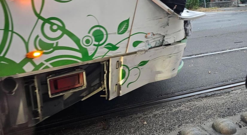 Balesettel indult a hétfő Miskolcon! Villamos és autó ütközött össze – fotóval