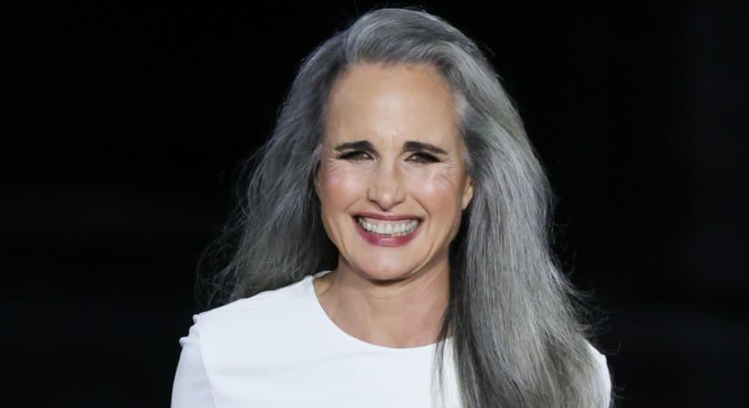 Andie MacDowell 68 évesen mindenkit levett a lábáról Párizsban - nézd, mit művelt a kifutón