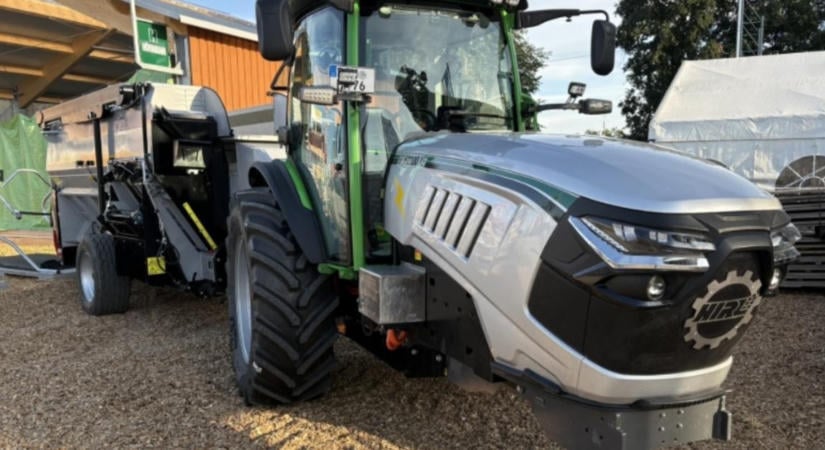 Levették a kínai traktor első tengelyét – önjáró etetőgépet építettek belőle