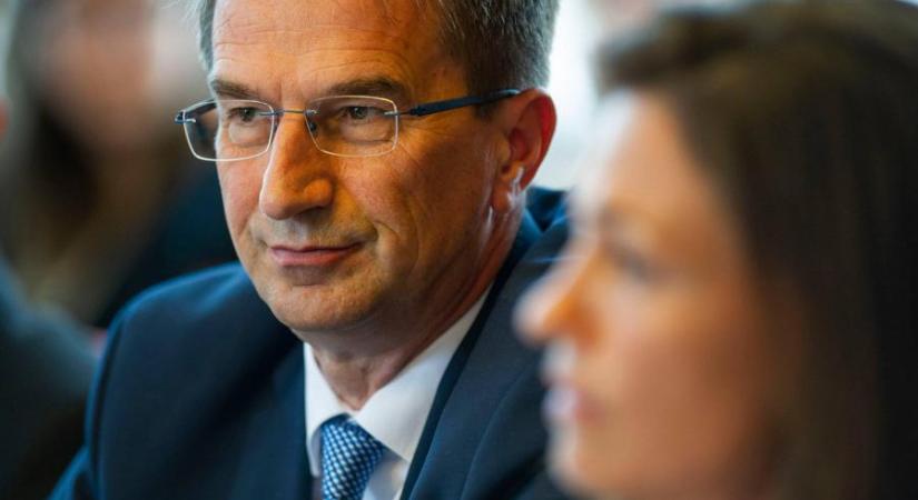 Úgynevezett motivációs elismerésként hozzávágtak fejenként négymilliót az Emmi államtitkáraihoz, Völner Pálnak is jutott még 4,8 millió azért