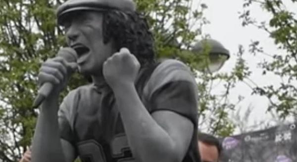 Szobrot állítottak Brian Johnson-nak, az AC/DC frontemberének