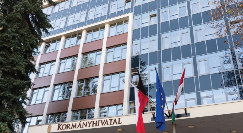 Tragikus baleset: a kormányhivatal üvegének tisztítása közben zuhant le és halt meg egy ember Szegeden