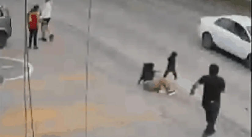 Nem sokon múlott a tragédia: hős férfi mentette meg a forgalmas útra kiszaladó kisgyereket - videó