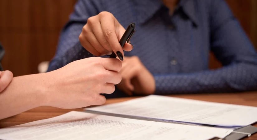 A kormányhivatalokban, a parlamenti képviselőkben és a közjegyzőkben bíznak leginkább az emberek