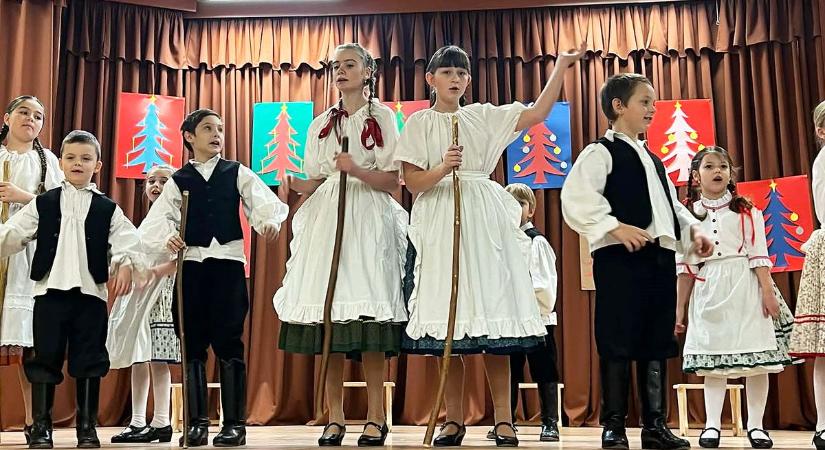 Karácsonyi ünnepély a soponyai iskolában