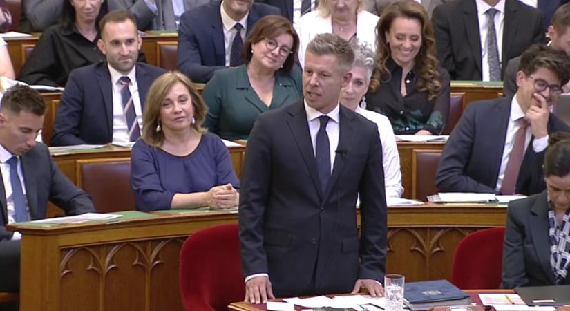 A komoly felszólalása után második körben már elengedte magát az imprózásban Magyar Péter a Parlamentben