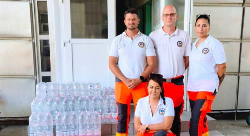 Ásványvízzel segítette a szolnoki tűzoltókat és mentőket Rost Andrea