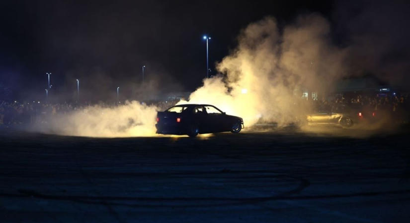 Driftelés és gyorsulási versenyek - éjszakánként újra felbőgnek a motorok a szekszárdi Tesco parkolójában?