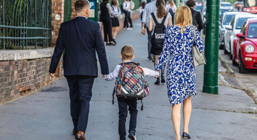 Vajon milyen lesz az első nap? Megszereti majd a tanító nénit vagy a tanító bácsit? Talál barátokat? Könnyen beilleszkedik? Ezek a kérdések igen gyakoriak