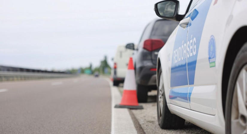 Oldalára borult egy kisbusz Sárvárnál, teljesen lezárták az utat
