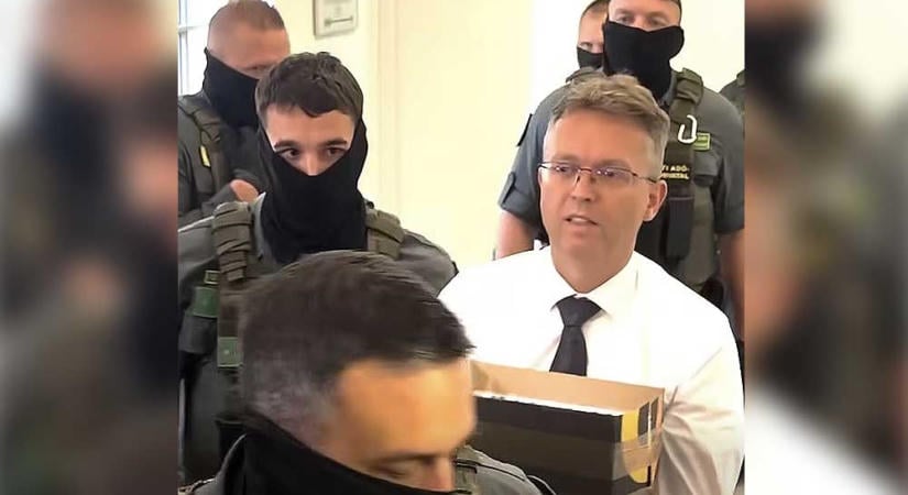 Letartóztatta a bíróság Hankó Balázst, közben házkutatást tartanak a volt miniszter gödöllői házában – videó a cikkben