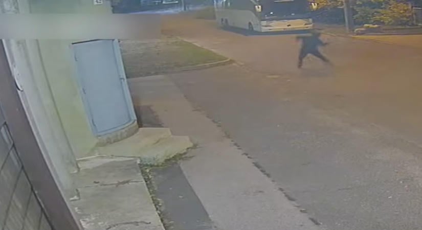 A börtön kerítésén bedobálva akartak mobiltelefonokat becsempészni raboknak a budapesti börtönbe – Videó