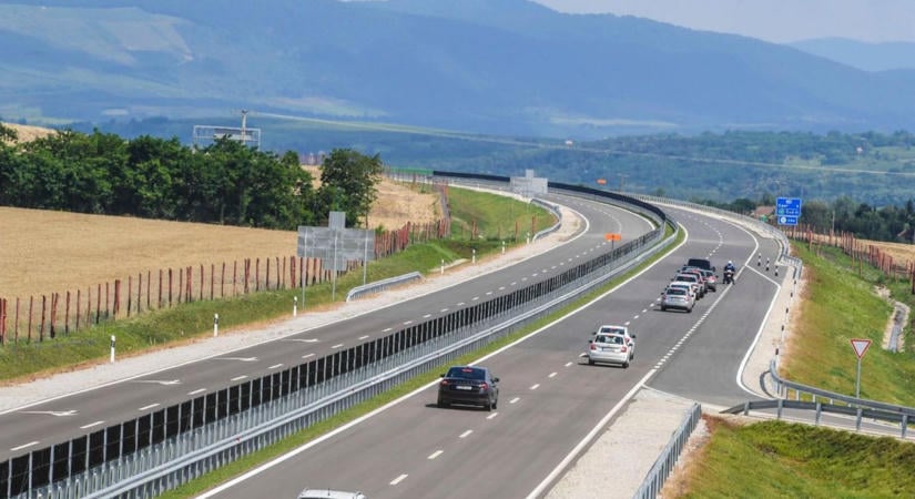 Szalagkorlátnak csapódott egy autó az M25-ösön – mentőket is riasztottak