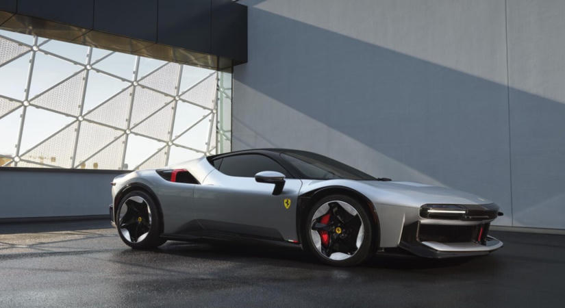 Folyékony ezüstbe öntött sci-fi az 1000 lóerős Ferrari CZ26