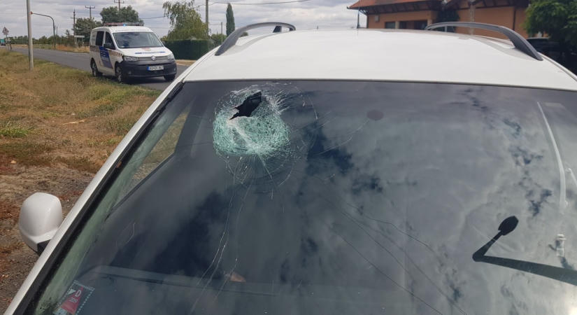 Betört egy szélvédőt egy lehulló alkatrész a 47-es úton