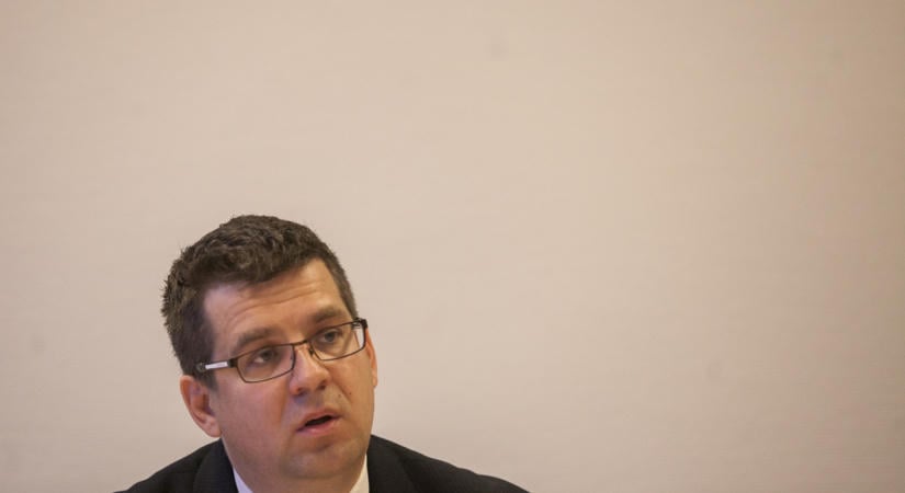 „Ez a mennyiségű pénz fizikai értelemben is értelmezhetetlen” – mondta Seszták