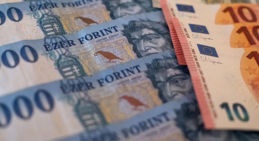 Erősödött a forint szerda reggelre az euróval, a dollárral és a frankkal szemben