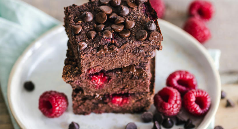 A sütemény, amit tényleg mindenki el tud készíteni: sütésmentes brownie 10 perc alatt
