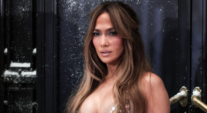 Jennifer Lopez fehérneműs fotósorozattal lepte meg rajongóit
