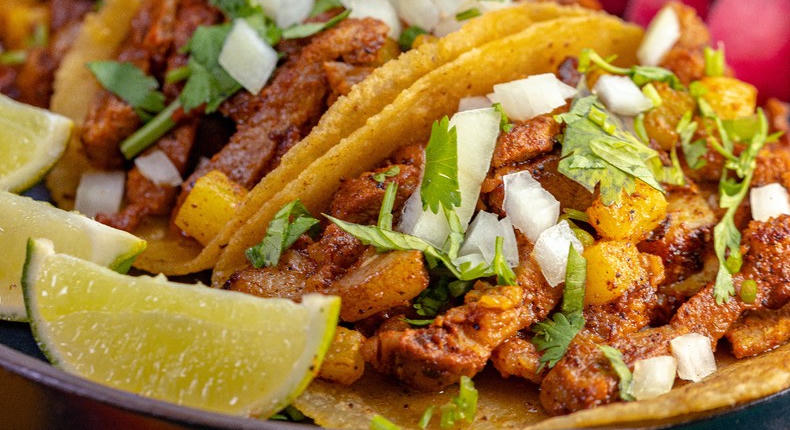 Al pastor sertés taco grillezett ananásszal - fűszeres mexikói utcai íz