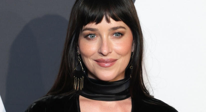 Dakota Johnson olyan kivágott ruhát vett fel, hogy egy pillanatra mindenkinek elakadt a lélegzete: mi is csak pislogunk