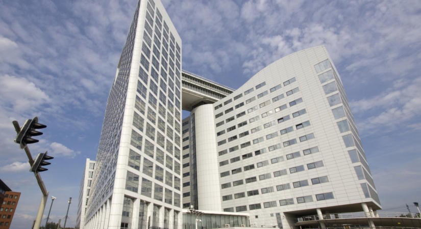 Ilyen nincs: Moszkva szépen kéri Hollandiát, adják ki az ICC elnökét, mert letartóztatnák
