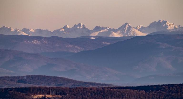 Pompás látvány a somoskői vár és a Magas-Tátra egyetlen képen