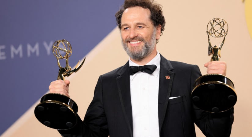 Történelmet írt Matthew Rhys az Emmy-gálán, két sorozatért is elnyerte a legjobb férfi főszereplőnek járó díjat