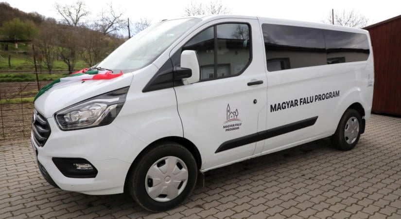 Az albán tengerparton bukkant fel a Magyar Falu Program kisbusza – a polgármester tiszta vizet öntött a pohárba