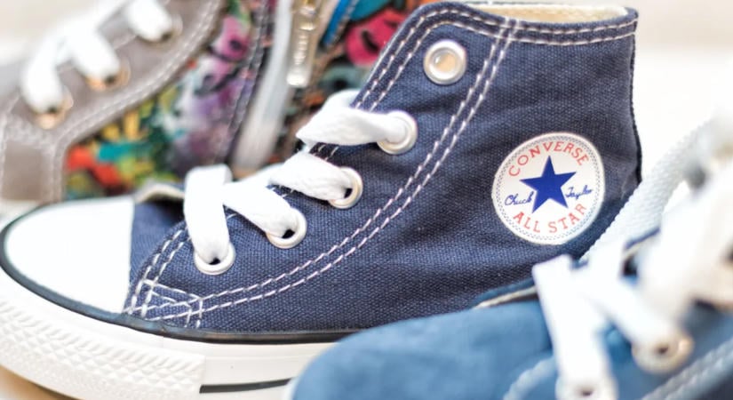 Rasszista utalás miatt hatalmas botrány tört ki a Converse új reklámja körül – fotó