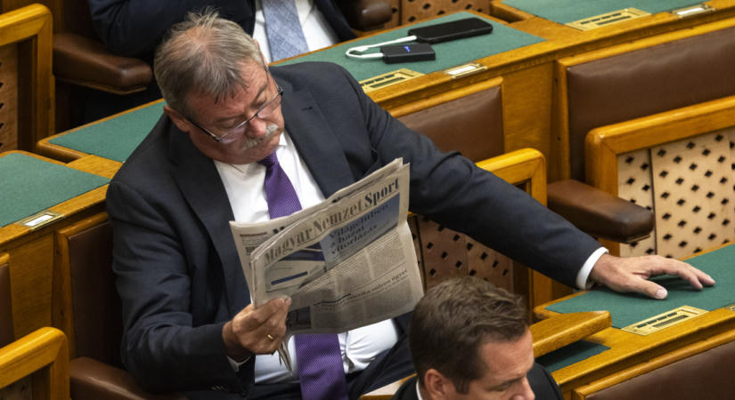 V. Németh Zsolt a Magyar Nemzet olvasásával provokálta a miniszterelnököt, de Pócs János megint talált valami sokkal durvábbat