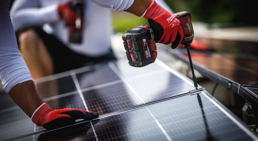 Itt az útmutató a háztáji energiatároló telepítéséhez – végre pöröghetnek a projektek, de sokaknak a zsebükbe is kell nyúlniuk