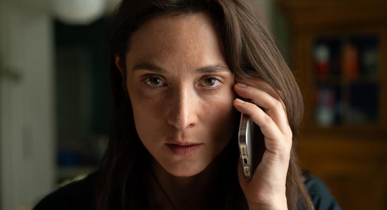 A Netflix új nyomozós sorozata a bőrünk alá hatol, és nem ereszt