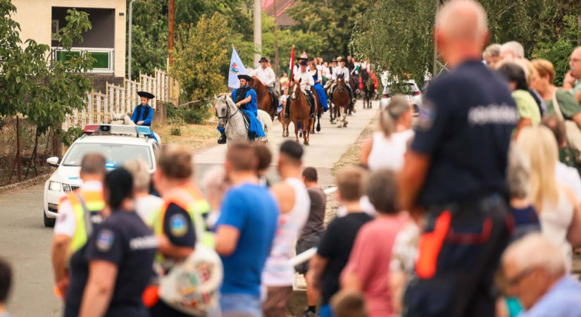 Fergeteges felvonulás és szőlőáldás: így mulattak a bor és nóta ünnepén Verpeléten! – fotók, videó